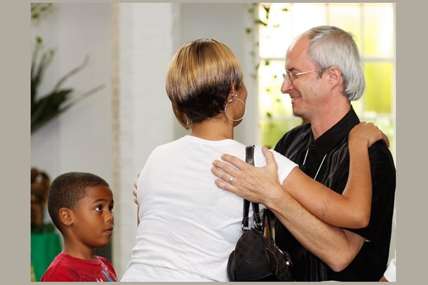 The Rev. Shawn Moses (right) of First Grace United Methodist Church, New Orleans, welcomes a new family joining the church. Photo by Kathy L. Gilbert, UM News.