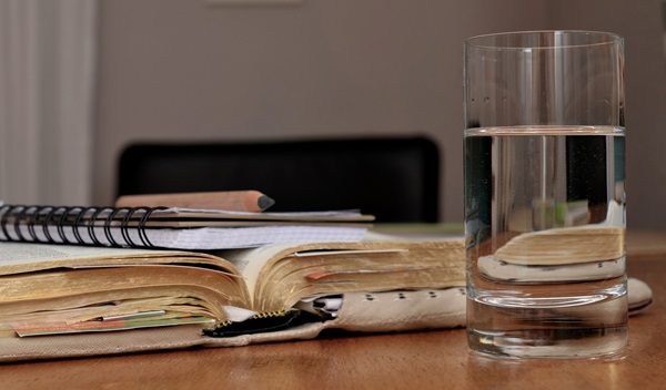 Fasting by limiting food and drink, accompanied by prayer and devotional reading, is an important spiritual practice to draw closer to God. Photo by congerdesign, courtesy of Pixabay.