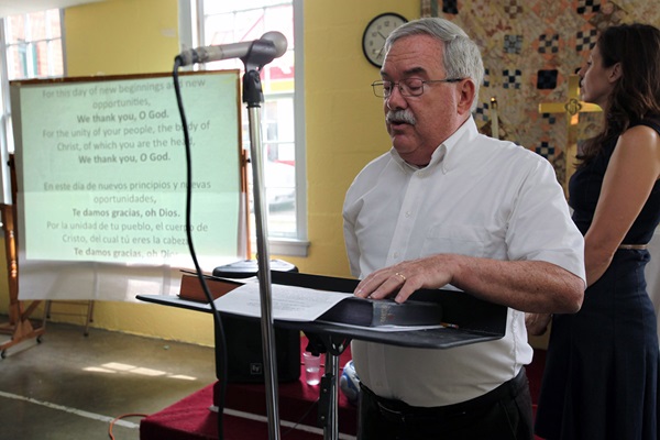 Lay leader Ed Zinkiewicz leads the congregation of West Nashville (Tenn.) United Methodist Church in prayer. Photo by Kathleen Barry, United Methodist Communications.