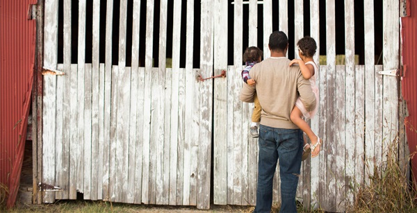 Sharing an adventure to a farm can be a great way for a dad to enjoy time with his children. Photo courtesy Molly Wantland, simplymphotography.com. 