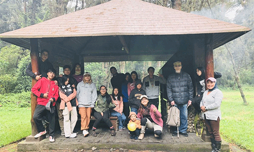 Youth from the Methodist churches of Agua de Vida and Pastocalle on retreat. Mary Grace is in pink, kneeling next to the child, and Bino Bill Bright Abel is far left, behind the pillar. (Photo: Courtesy of Mary Grace Luna)