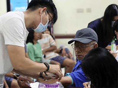 A medical technologist draws blood from a patient for testing during a medical mission hosted by the Davao Episcopal Area at Spottswood Methodist Center in Kidapawan, Philippines. The outreach event was organized to coincide with the Mindanao Philippines Annual Conference June 21-22. Photo courtesy of Davao Episcopal Area Communications.